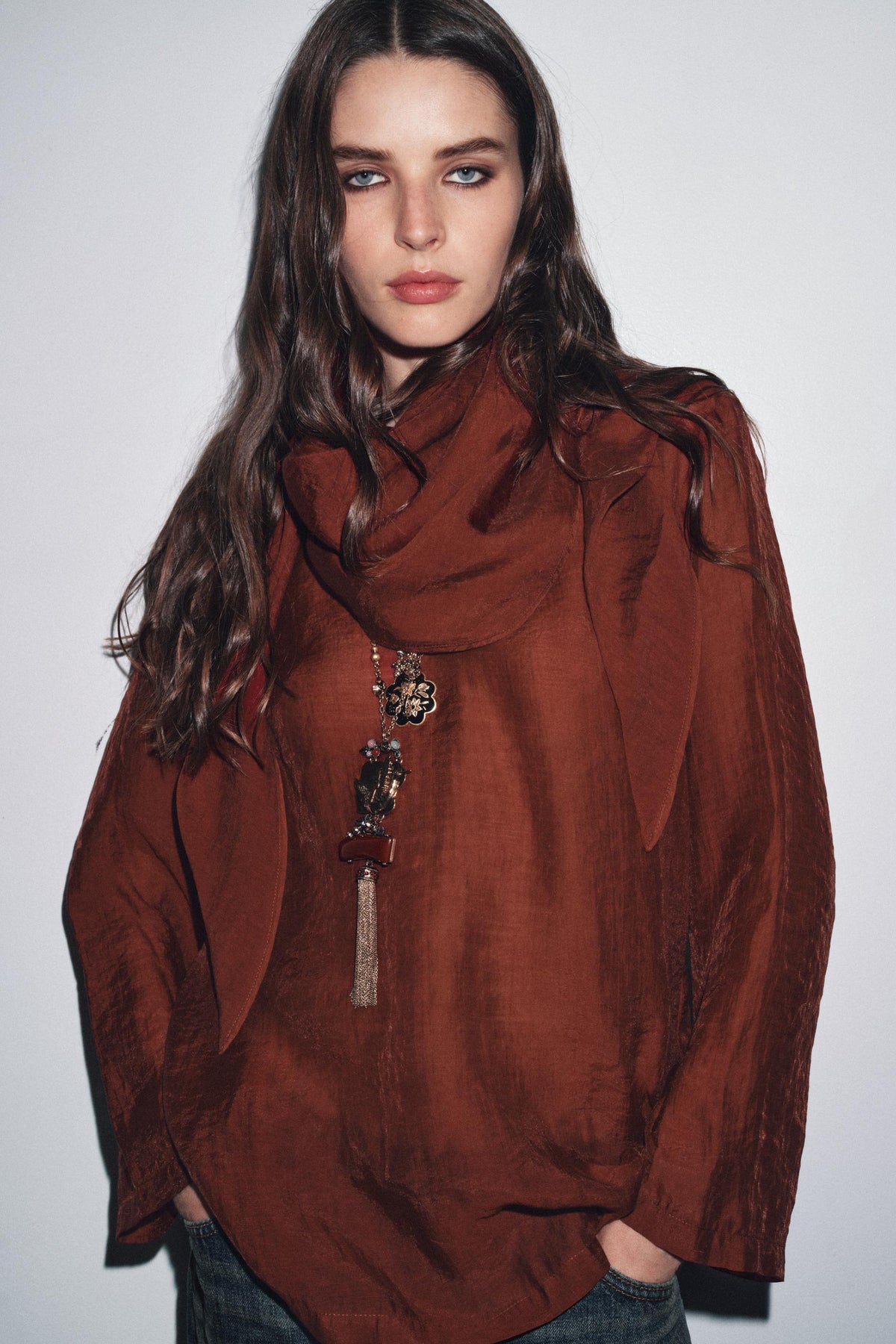 Fließende Bluse mit Schal