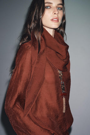 Fließende Bluse mit Schal