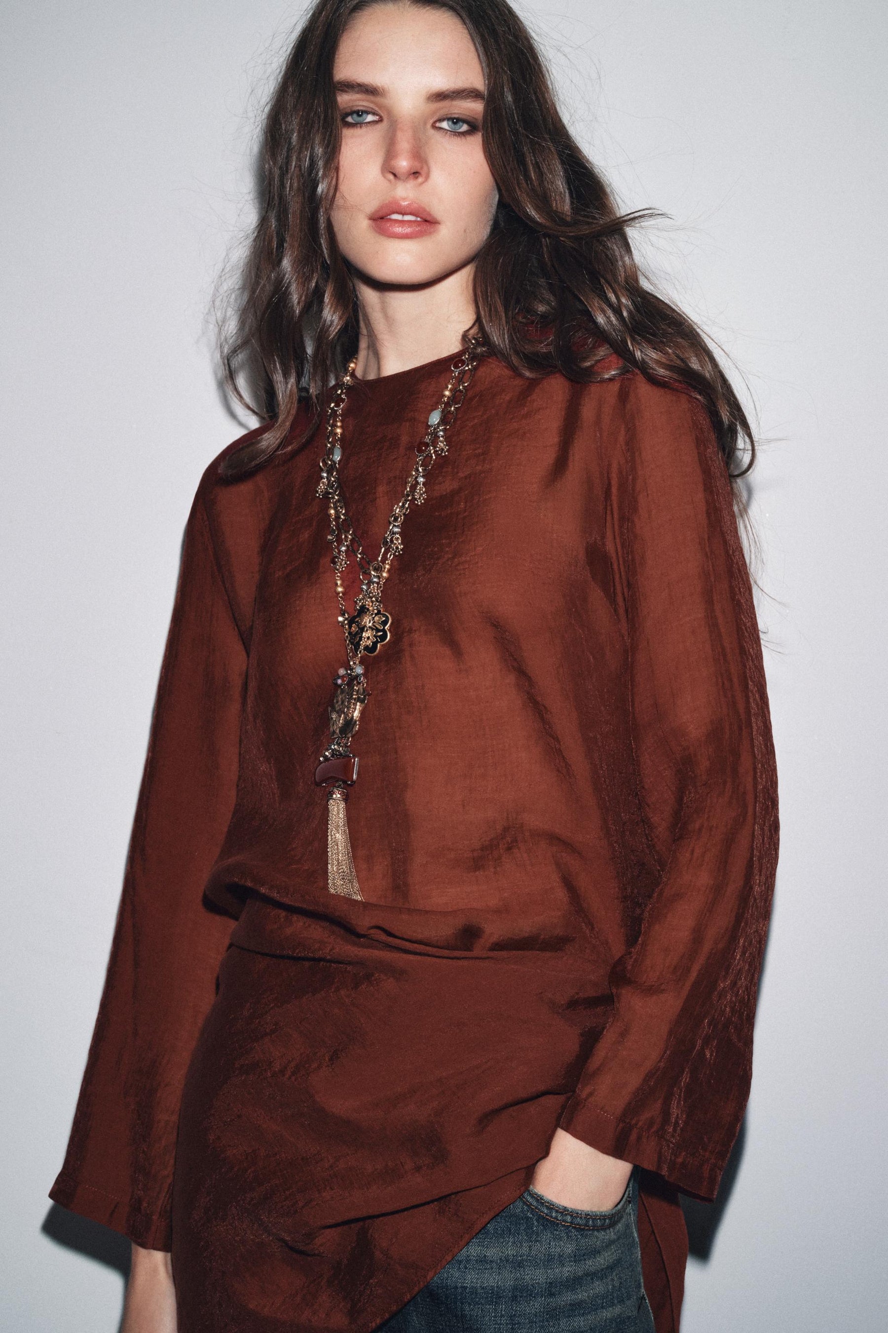 Fließende Bluse mit Schal