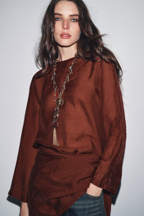 Fließende Bluse mit Schal