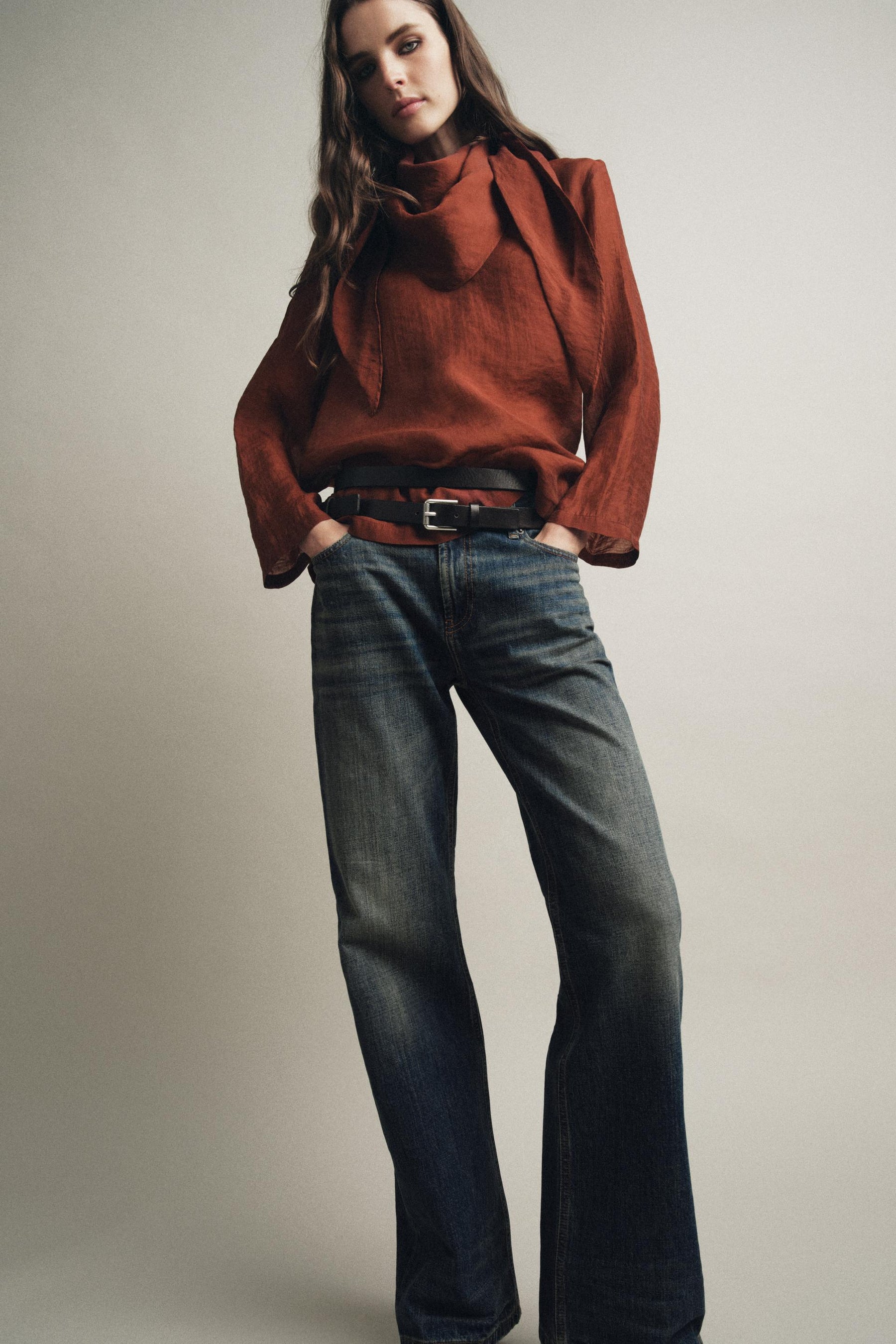 Fließende Bluse mit Schal