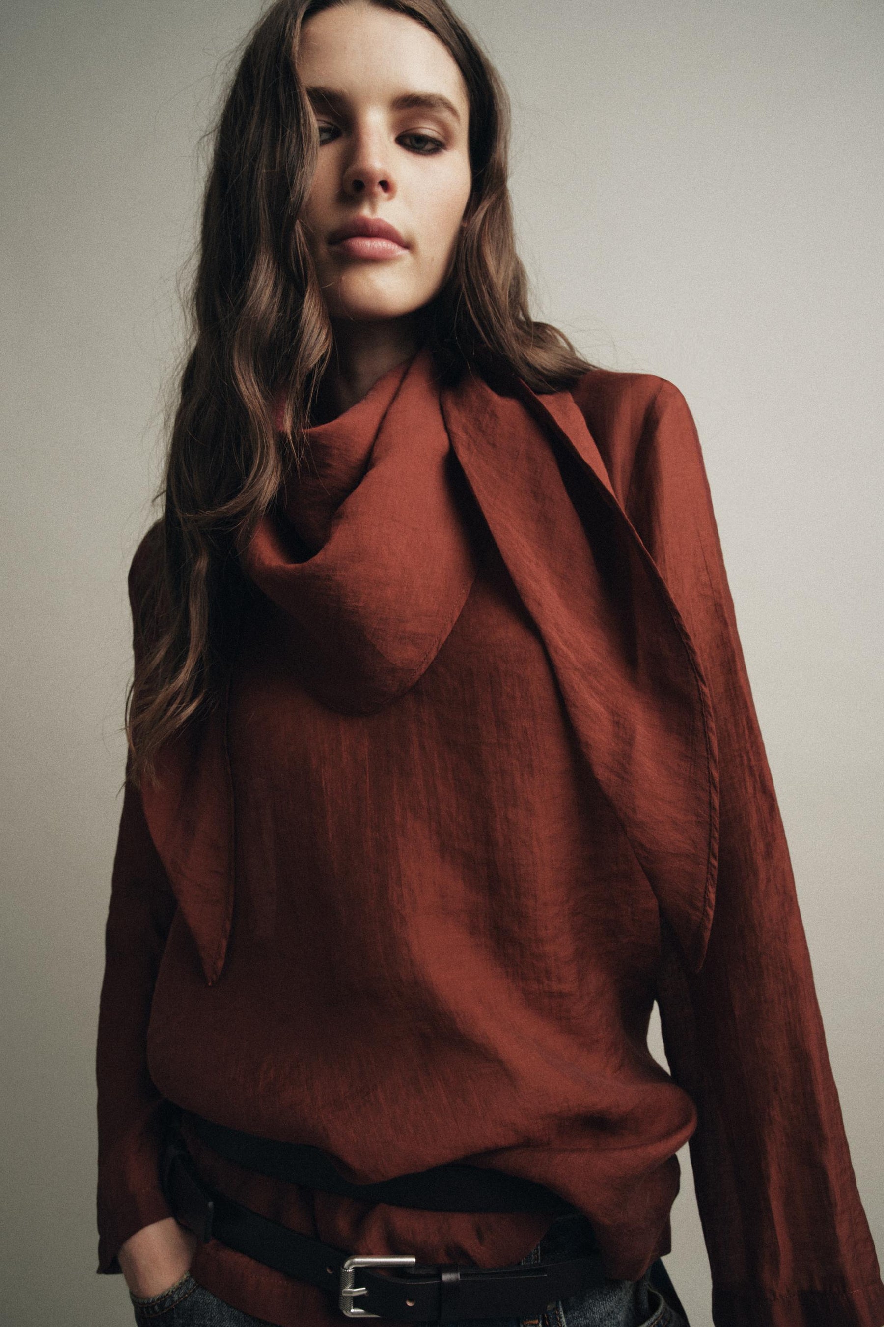 Fließende Bluse mit Schal