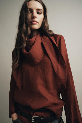 Fließende Bluse mit Schal