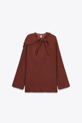 Fließende Bluse mit Schal