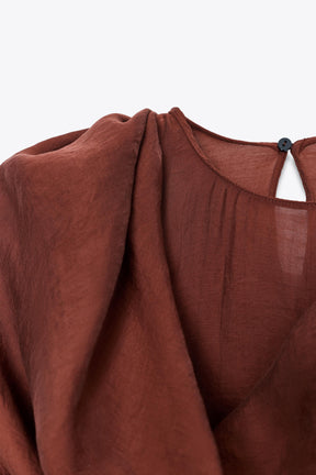 Fließende Bluse mit Schal