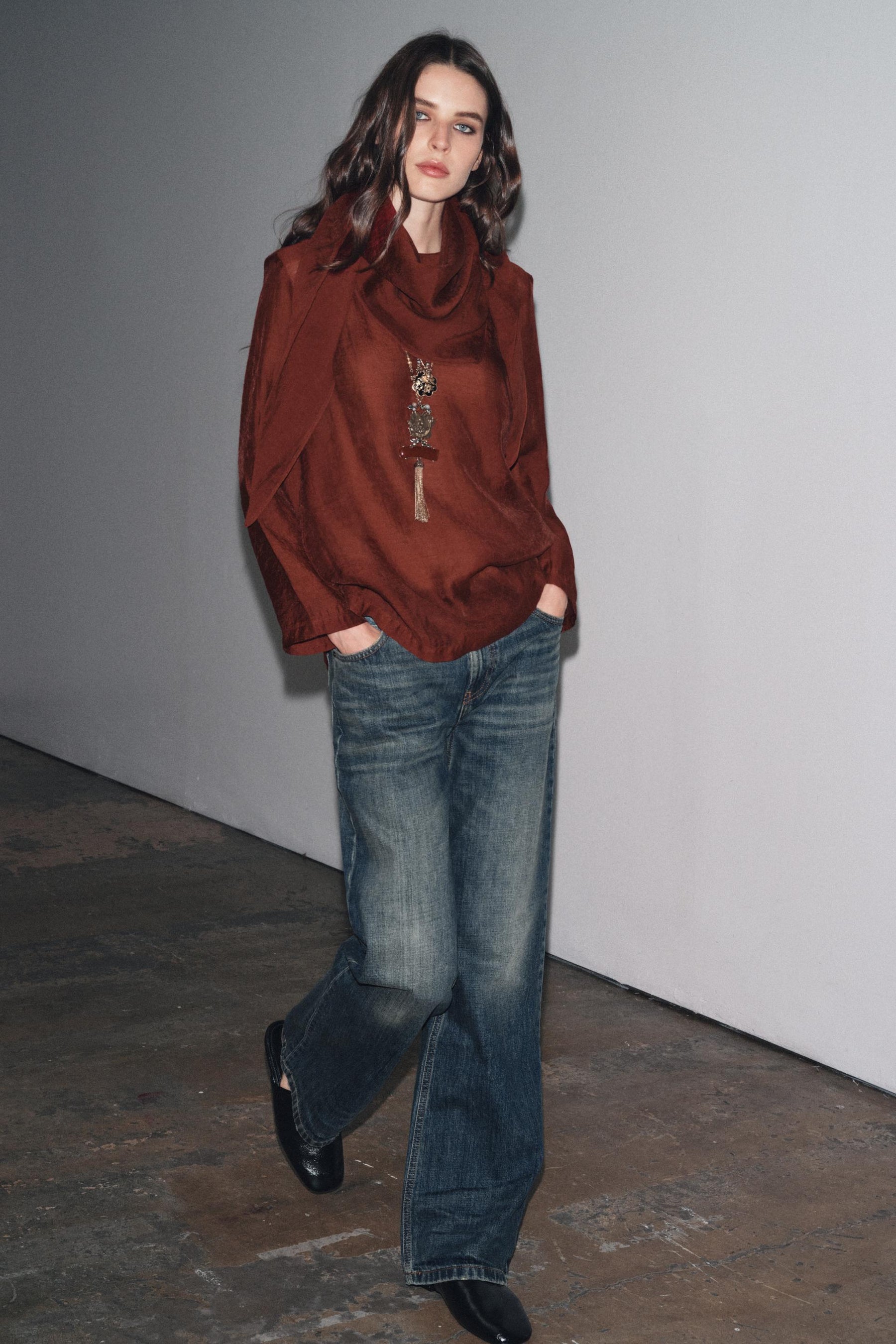 Fließende Bluse mit Schal