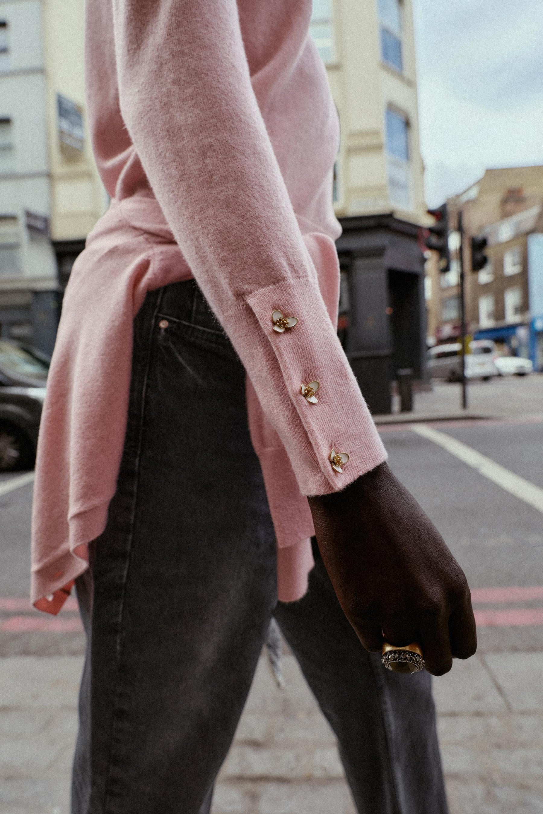 Strickpullover mit Blumenmuster und Knöpfen