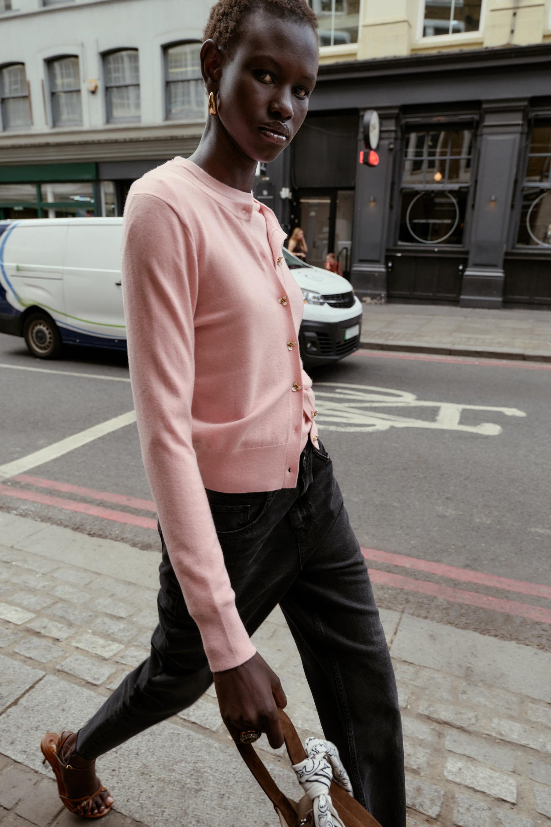 Cardigan mit Blumenknöpfen