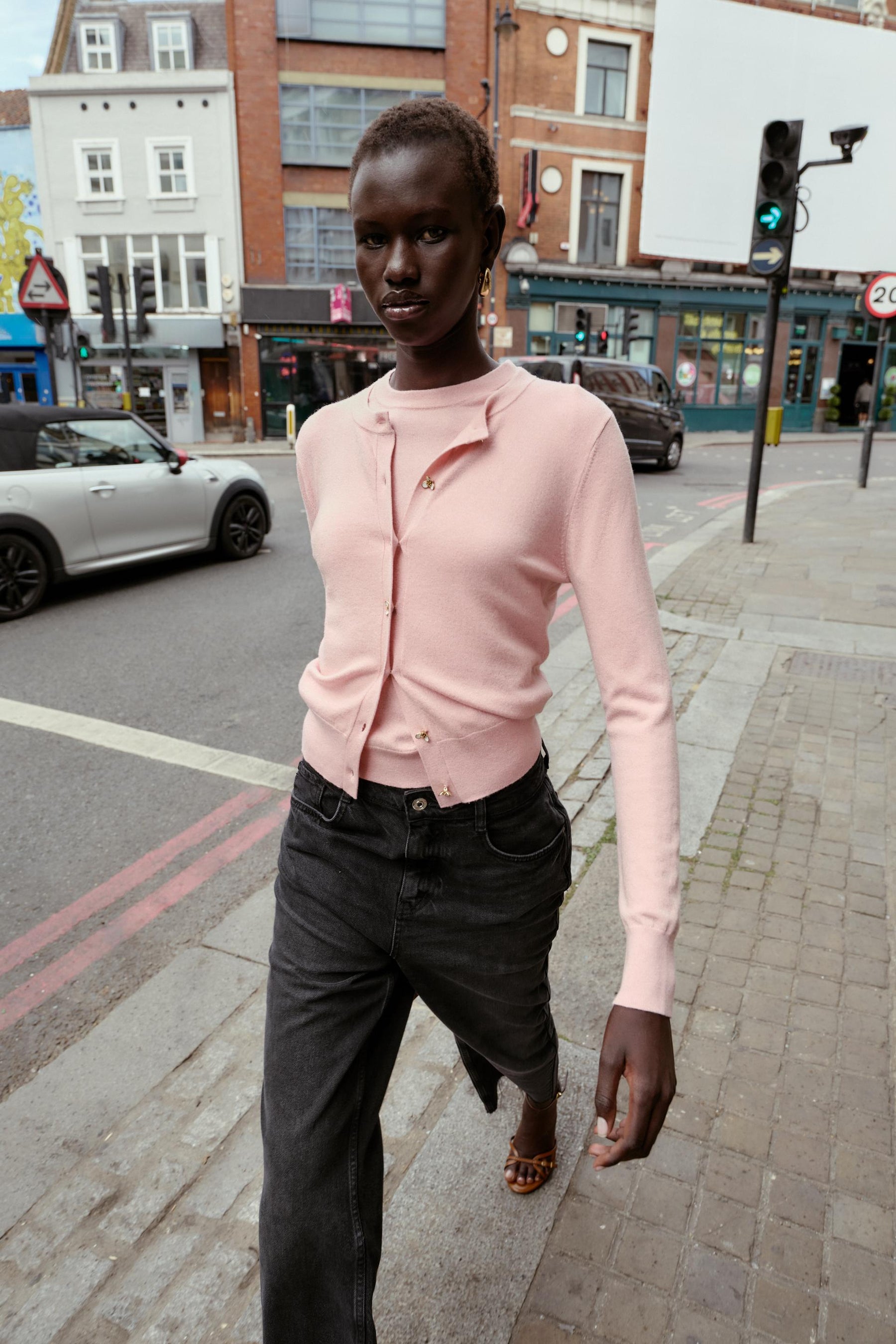 Cardigan mit Blumenknöpfen