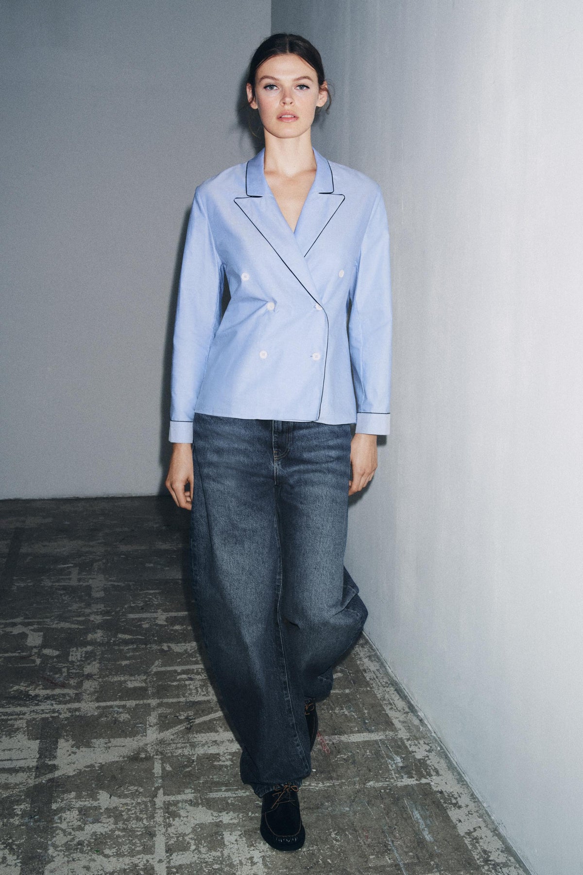 Wickelhemd mit Kontrastpaspelierung