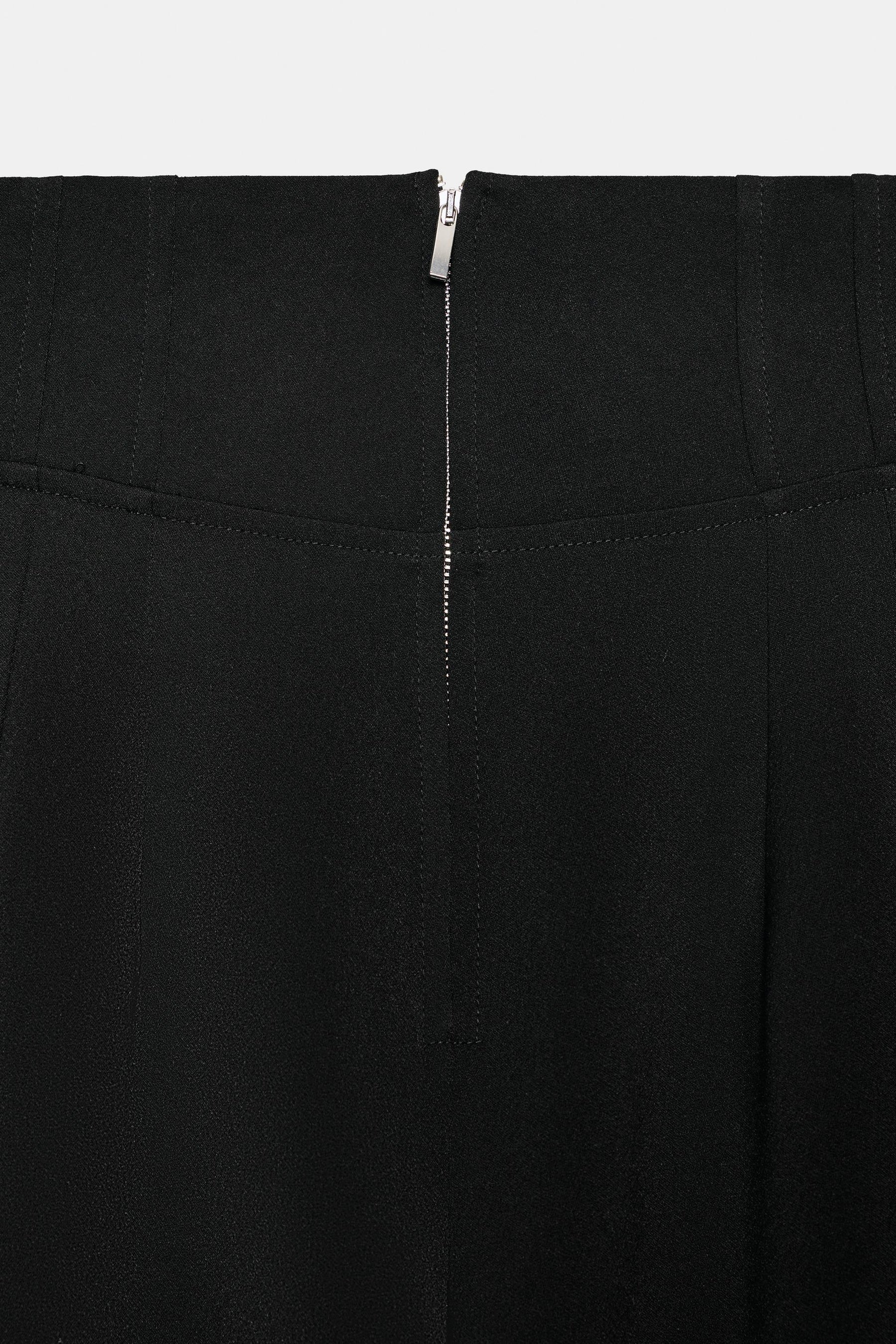 Hochgeschnittene Hose mit Reißverschluss