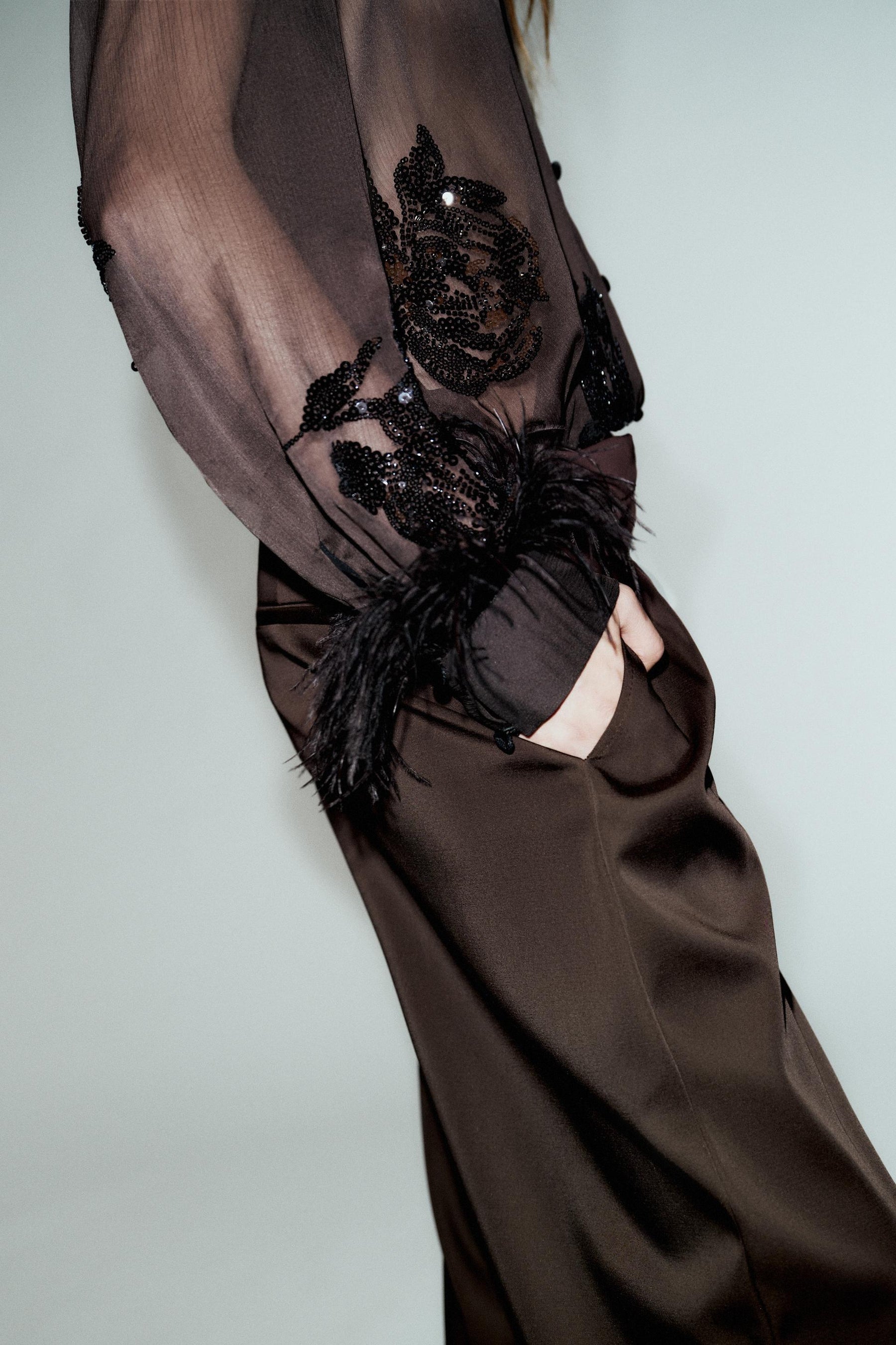 Paillettenbluse mit Federn