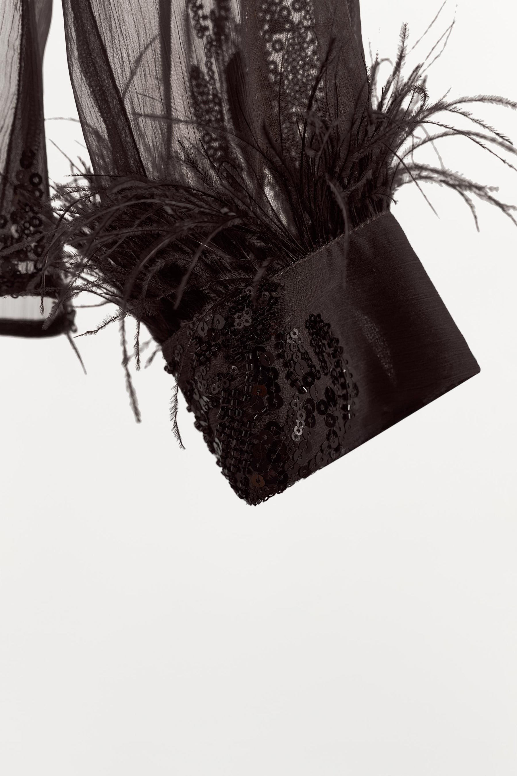 Paillettenbluse mit Federn