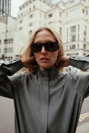 Fließendes Hemd mit hohem Kragen