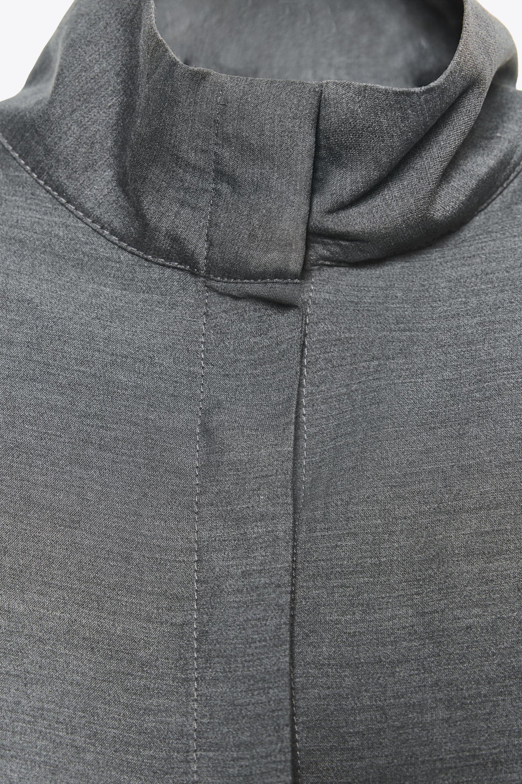 Fließendes Hemd mit hohem Kragen