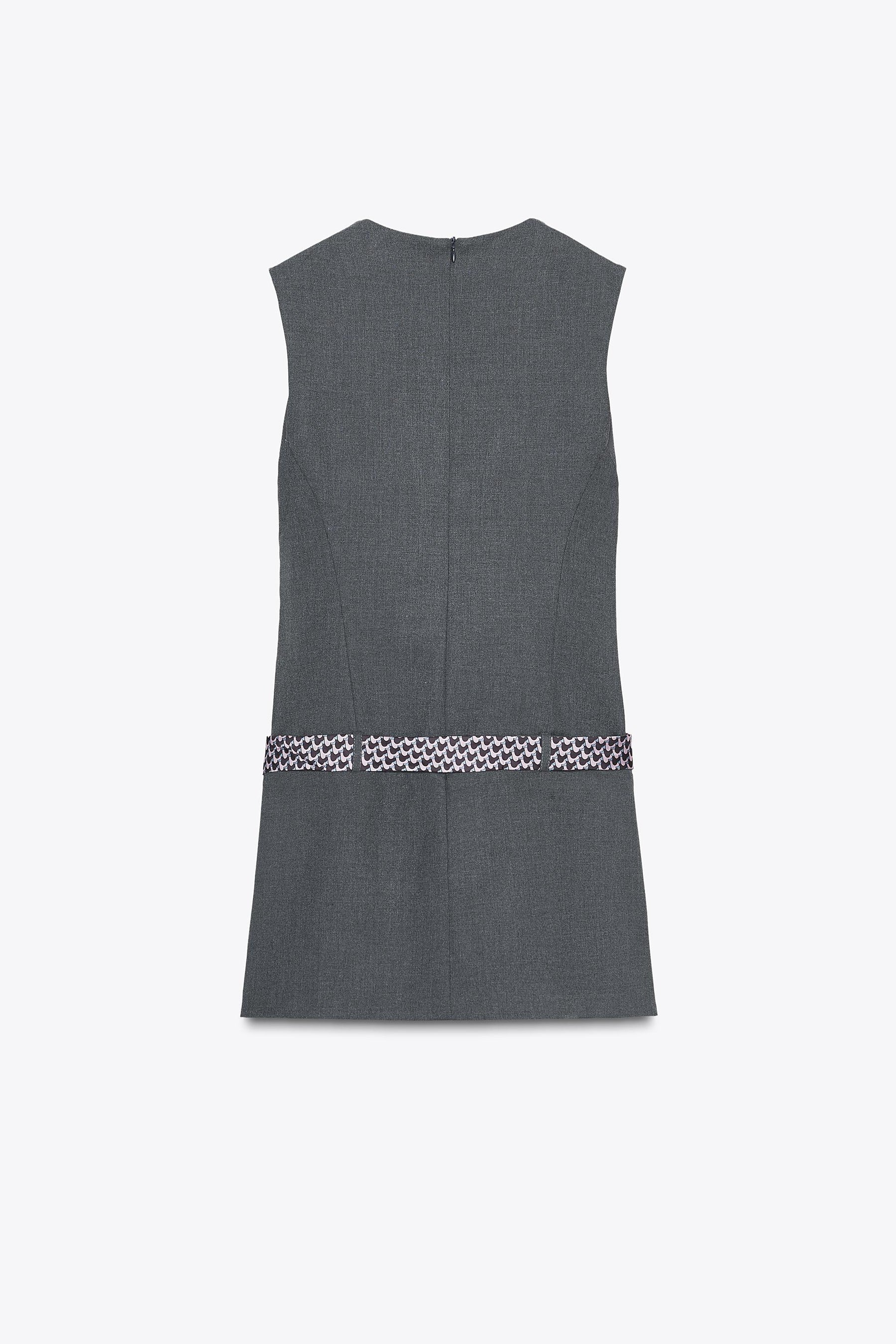 Kurzes Kleid mit Bindegürtel