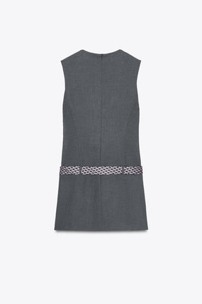 Kurzes Kleid mit Bindegürtel