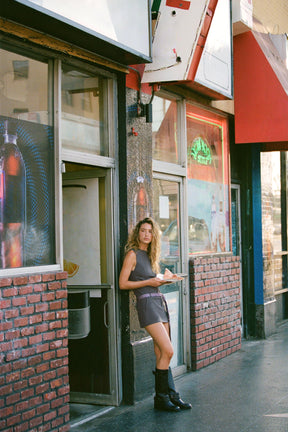 Kurzes Kleid mit Bindegürtel