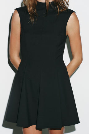 Voluminöses kurzes Kleid