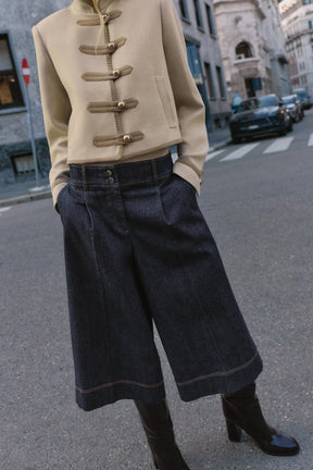 Jacke mit Knebelverschluss an den Schultern