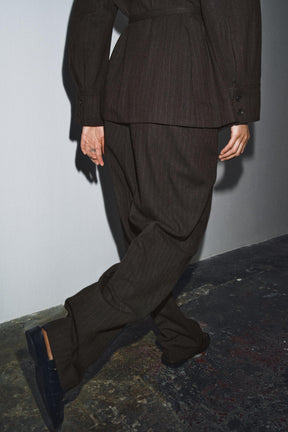 Fischgrätmuster-Hose mit Abnähern