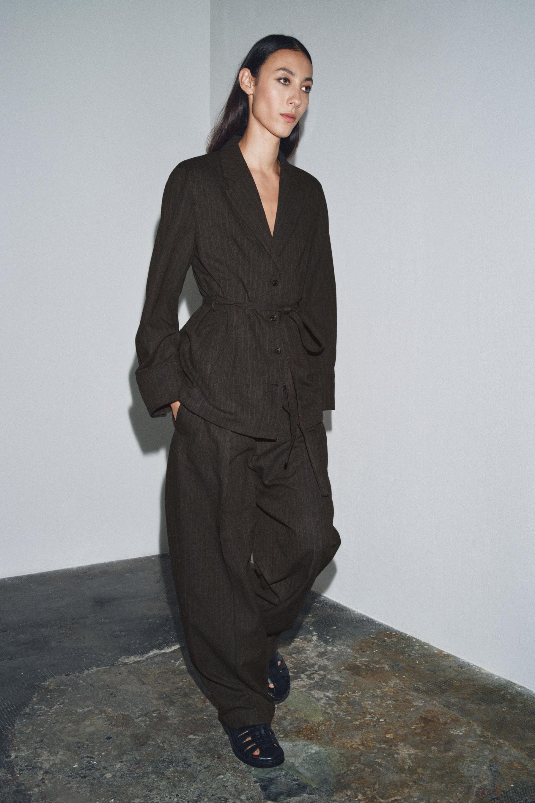 Fischgrätmuster-Hose mit Abnähern