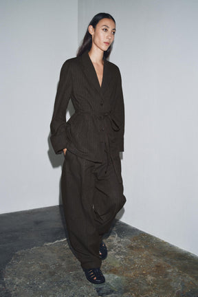 Fischgrätmuster-Hose mit Abnähern