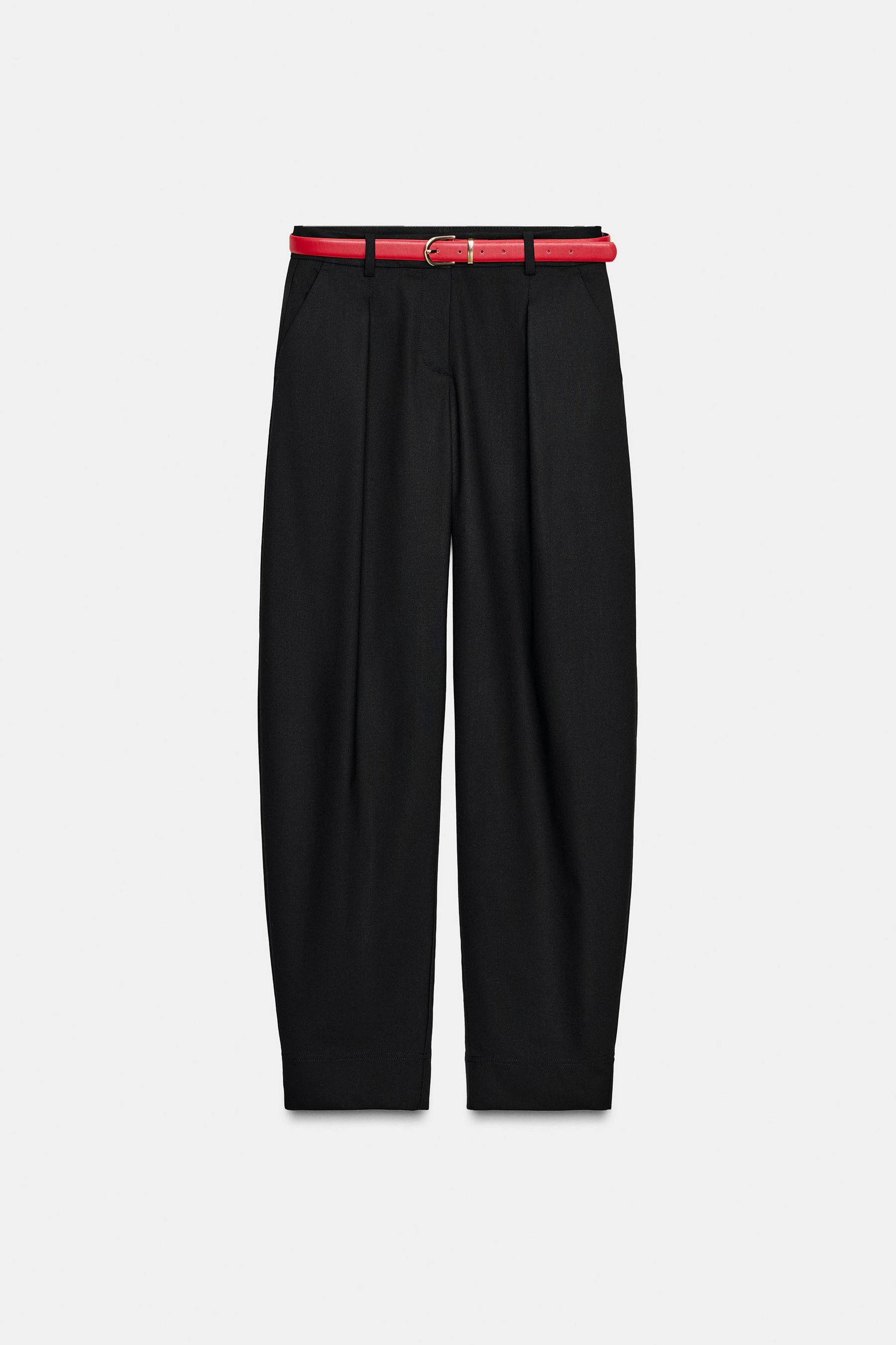 Gerade geschnittene Hose mit Gürtel.