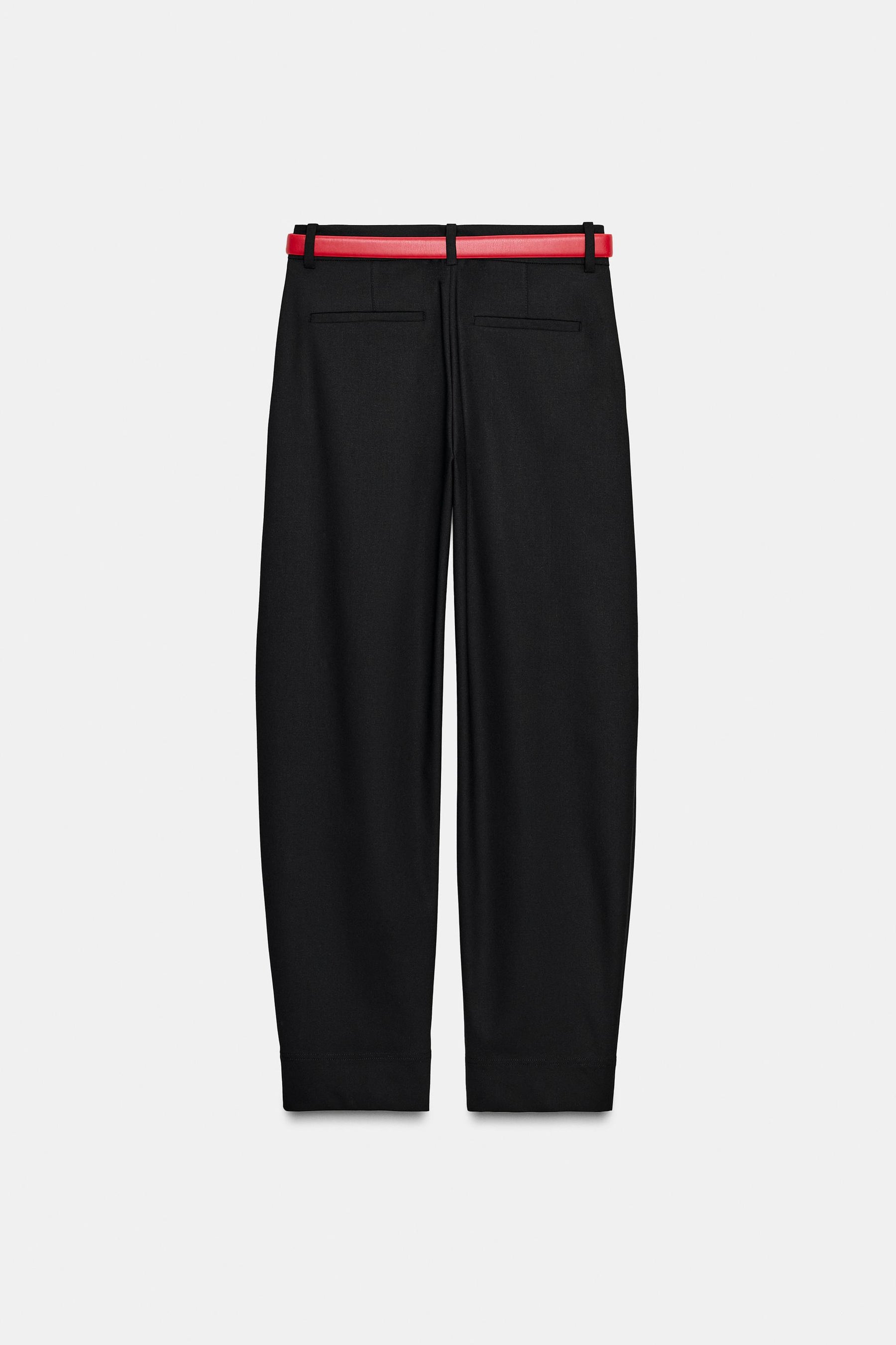 Gerade geschnittene Hose mit Gürtel.