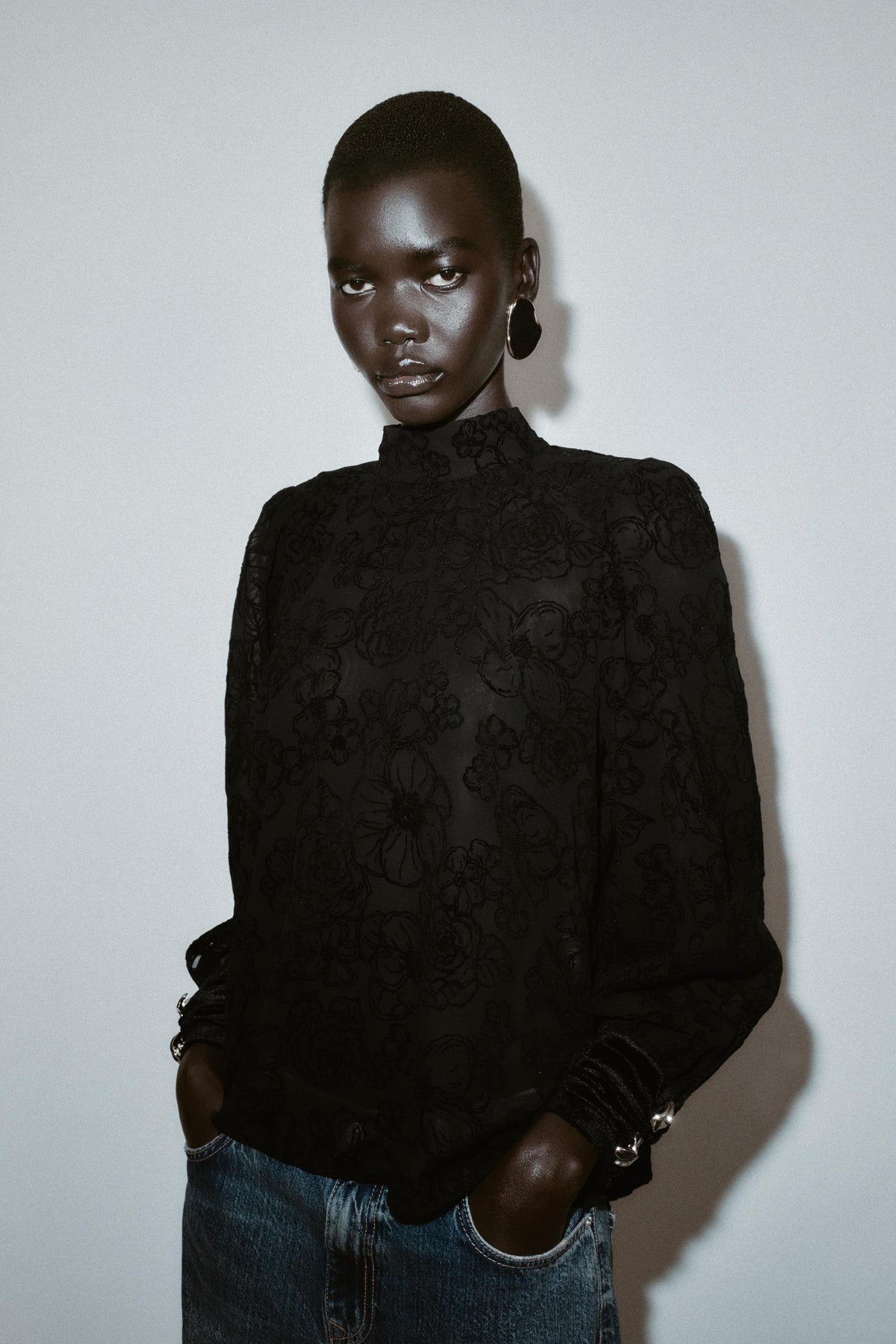 Samtbluse mit Schleife