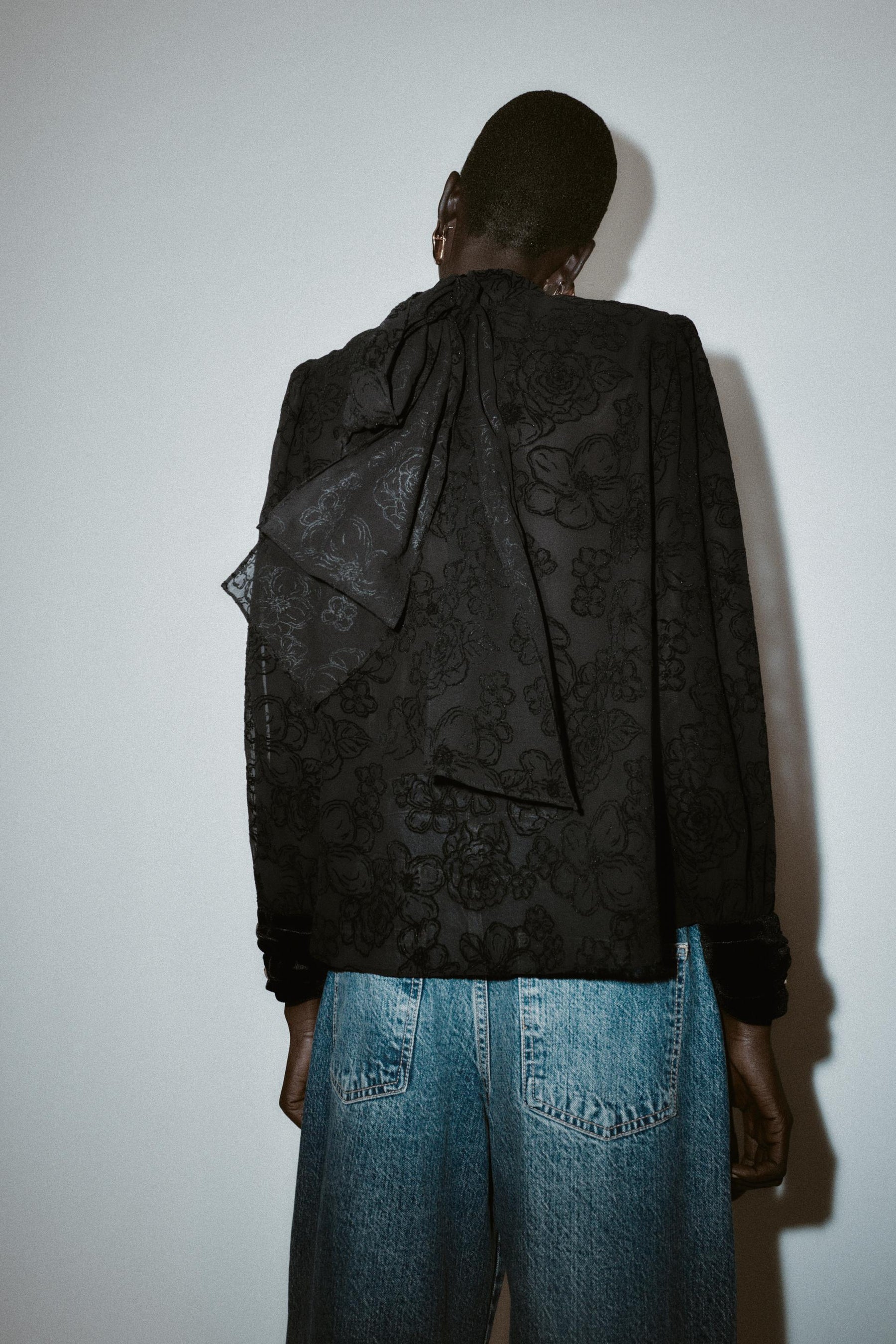 Samtbluse mit Schleife