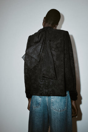 Samtbluse mit Schleife