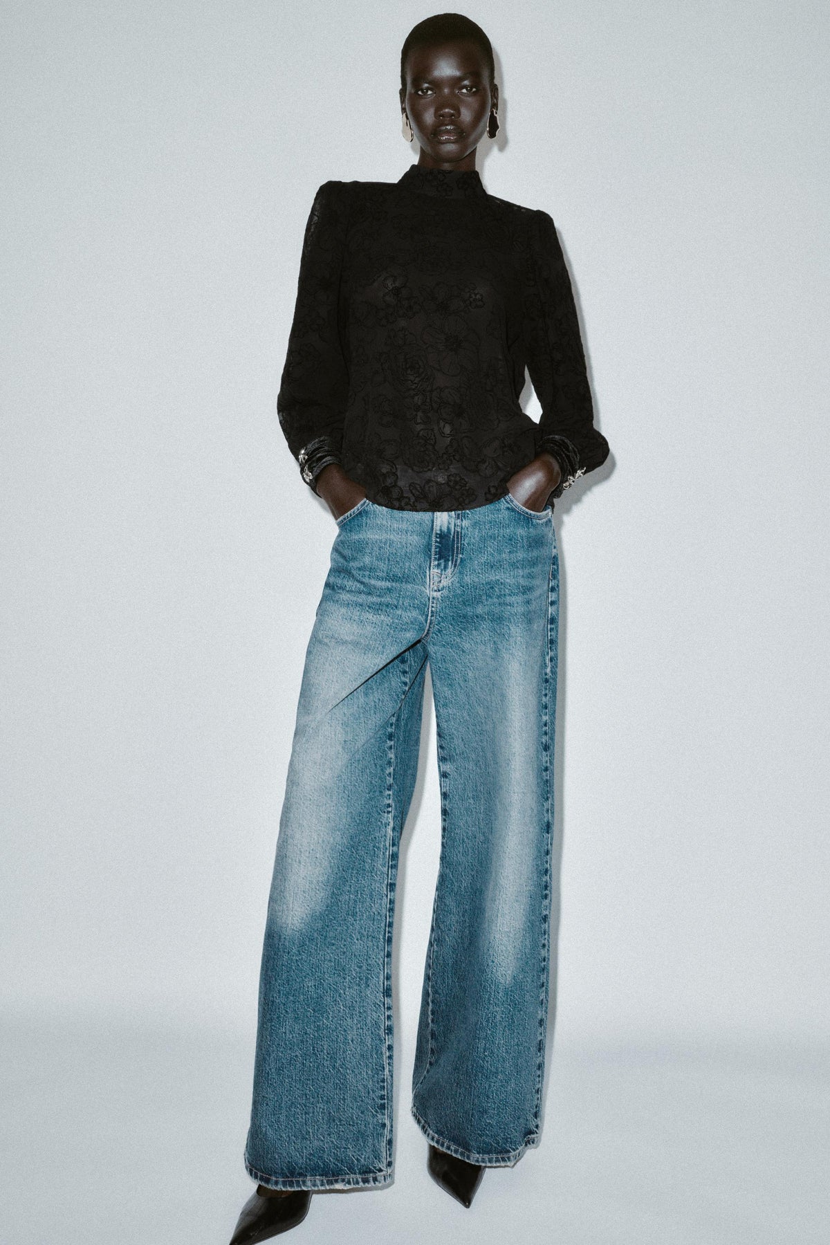 Samtbluse mit Schleife