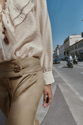 Weit geschnittene Hose mit Knöpfen