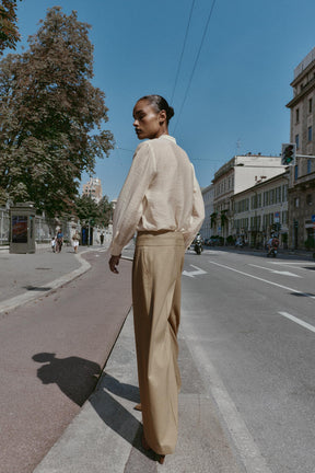 Weit geschnittene Hose mit Knöpfen