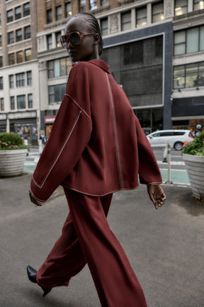 Hemd mit kontrastierenden Ziernähten