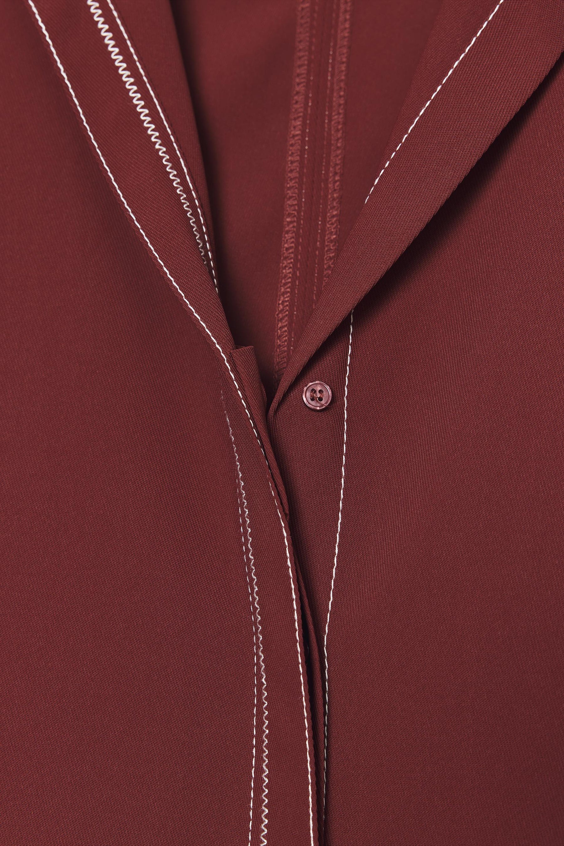 Hemd mit kontrastierenden Ziernähten