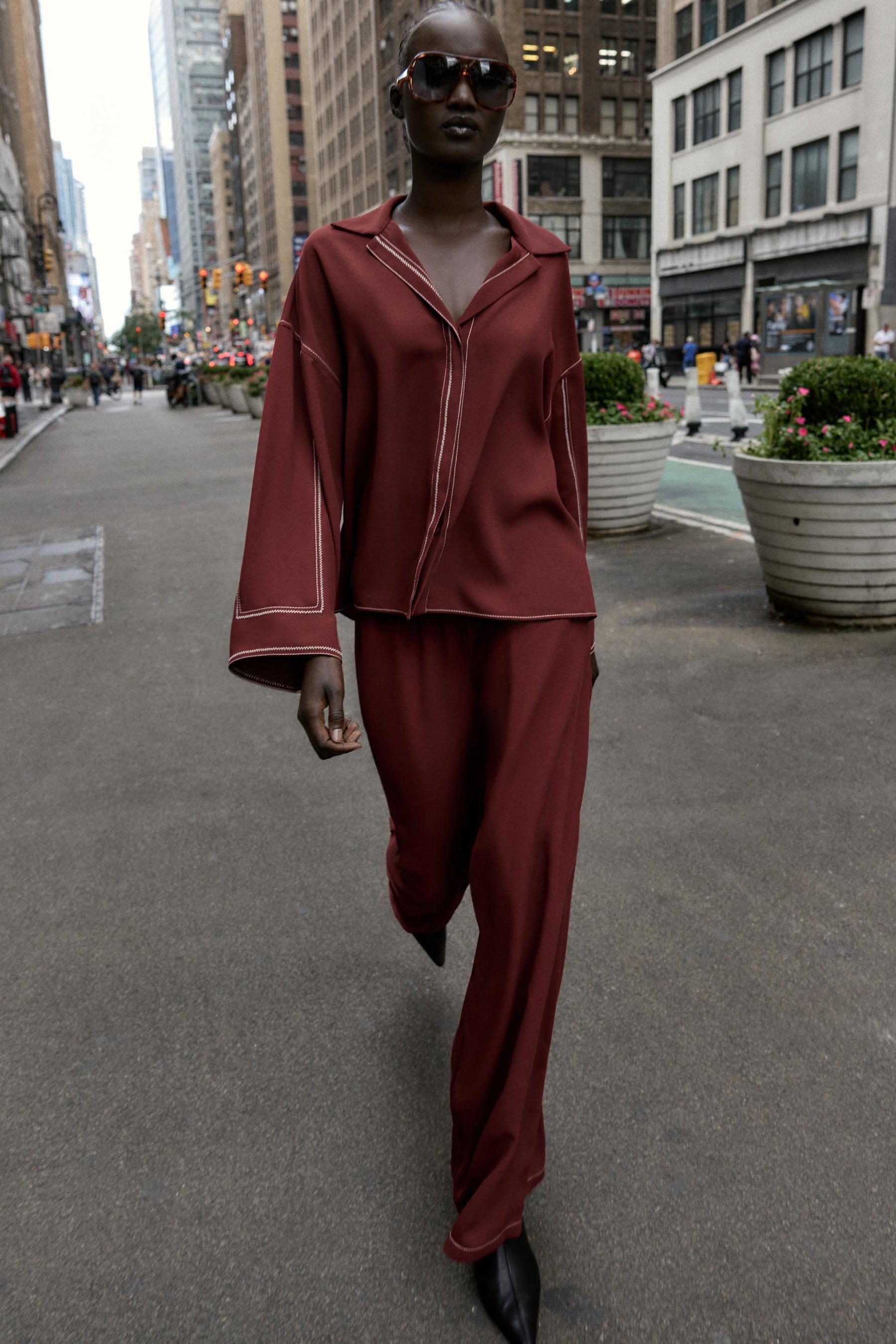 Hemd mit kontrastierenden Ziernähten