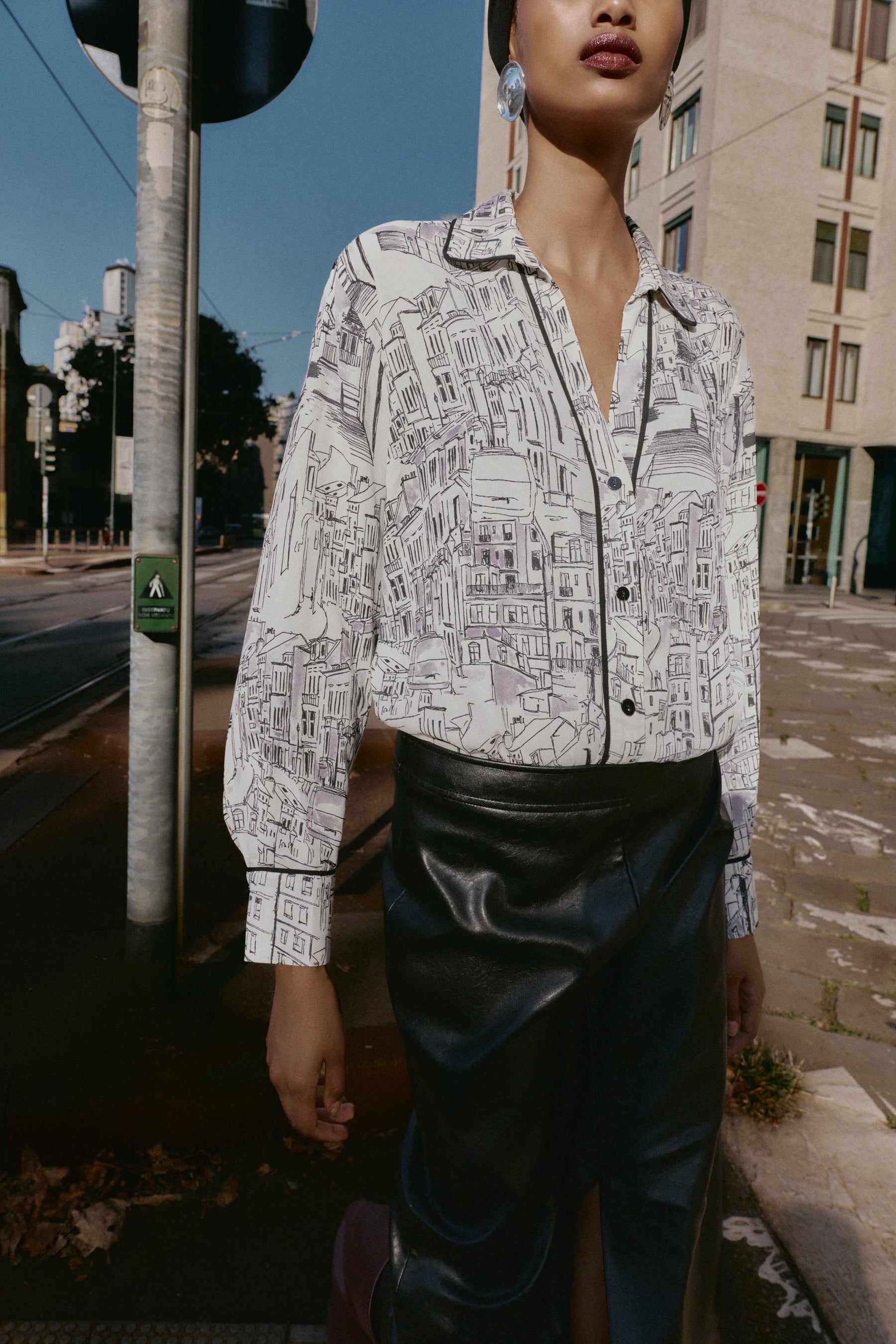 Bedruckte Bluse mit Paspelierung