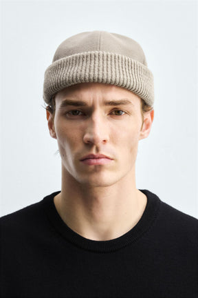 CONTRAST SHORT BEANIE - Image 1