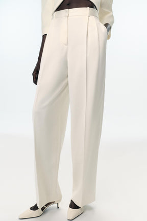 Hose mit geraden Abnähern