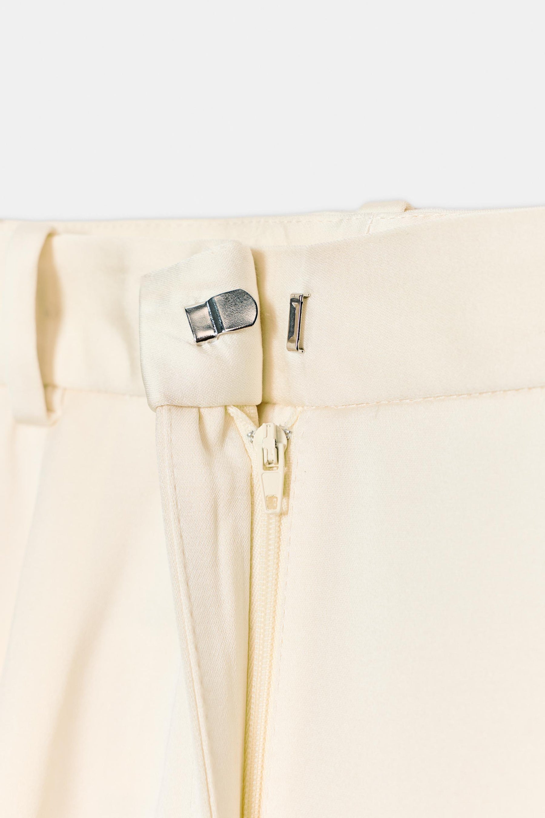 Hose mit geraden Abnähern