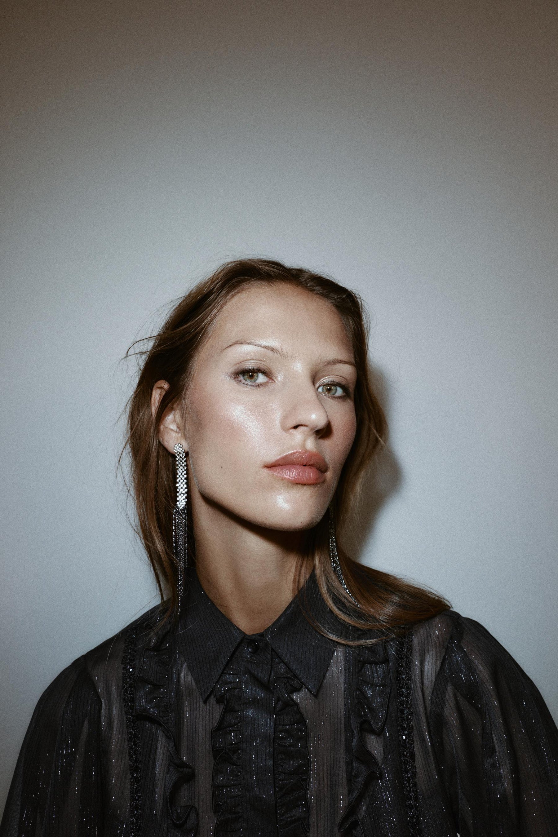 Rüschenbesetztes, perlenbesetztes, halbtransparentes Hemd