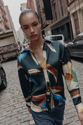 Bedrucktes, fließendes Hemd