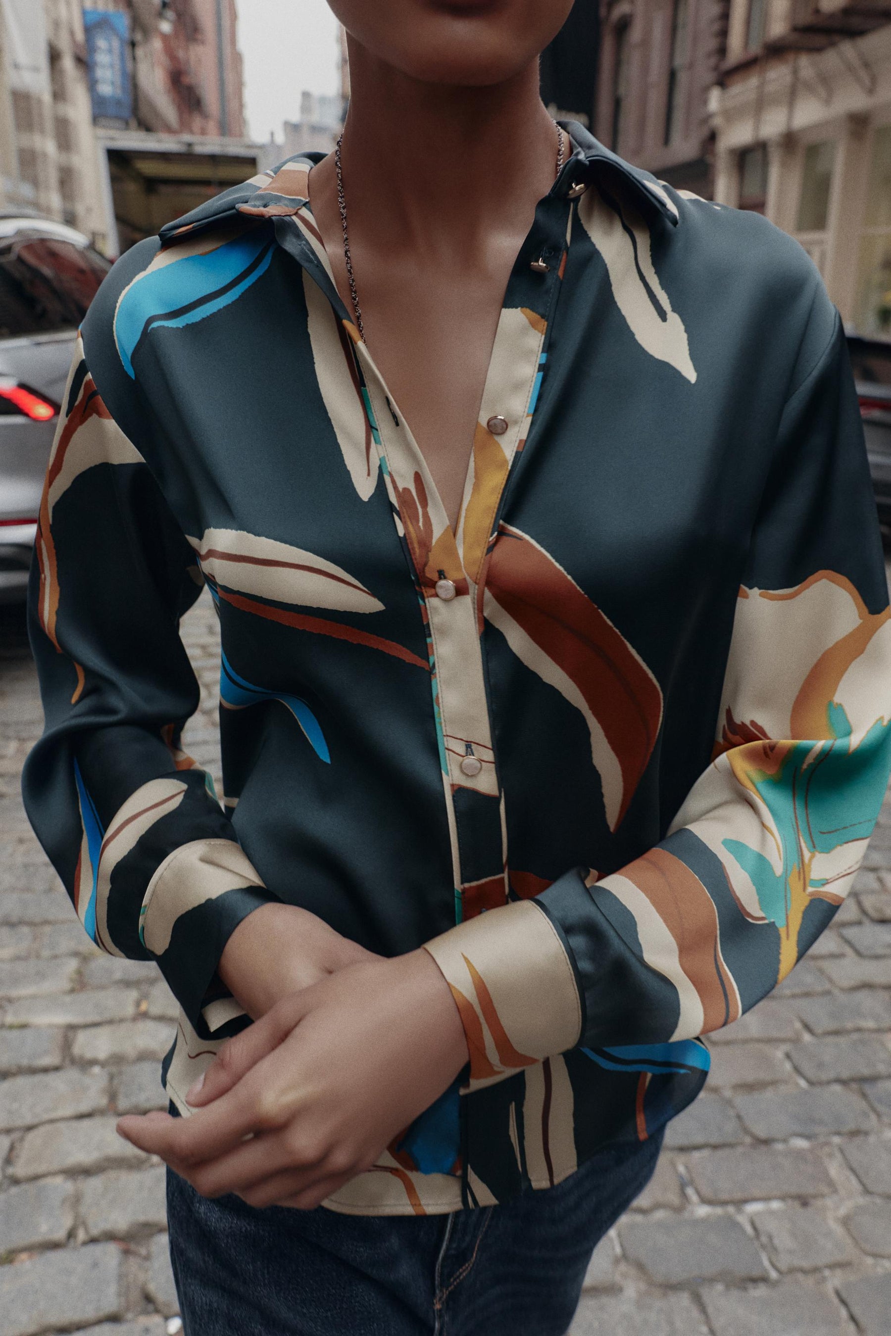 Bedrucktes, fließendes Hemd