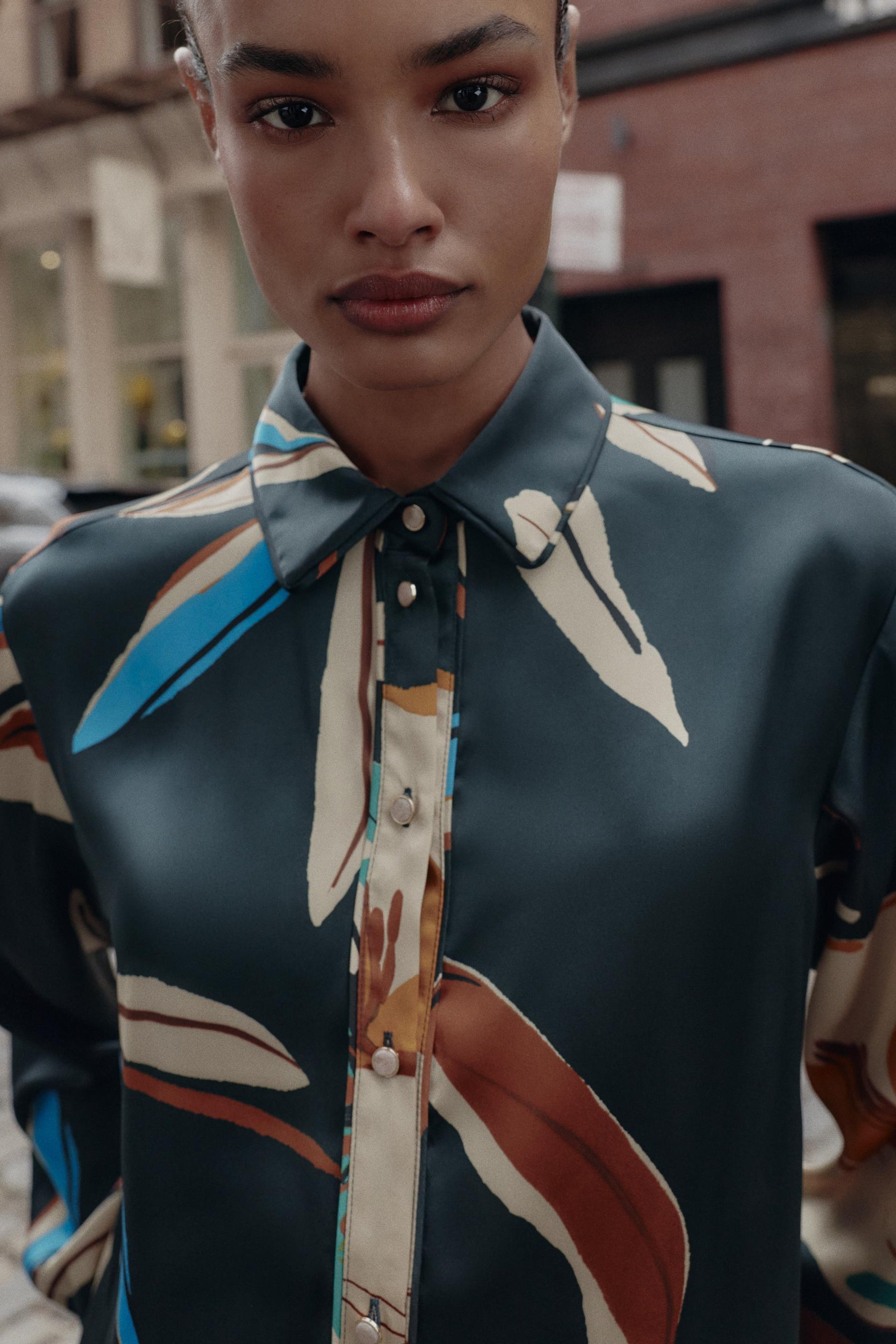 Bedrucktes, fließendes Hemd