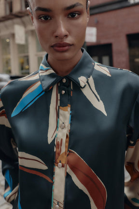 Bedrucktes, fließendes Hemd