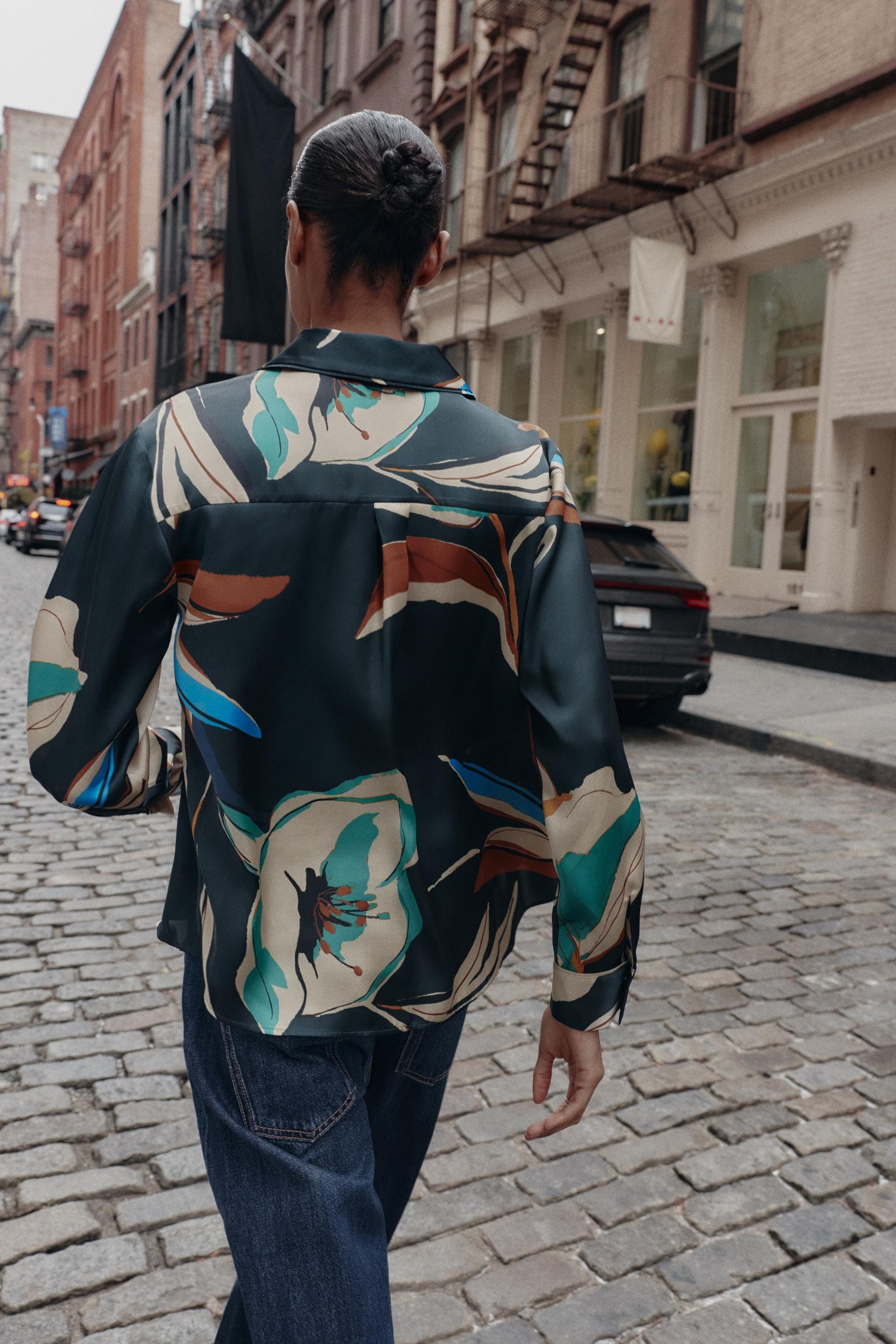 Bedrucktes, fließendes Hemd