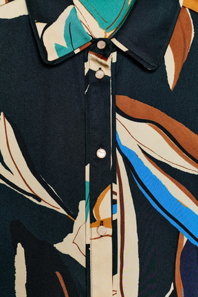 Bedrucktes, fließendes Hemd