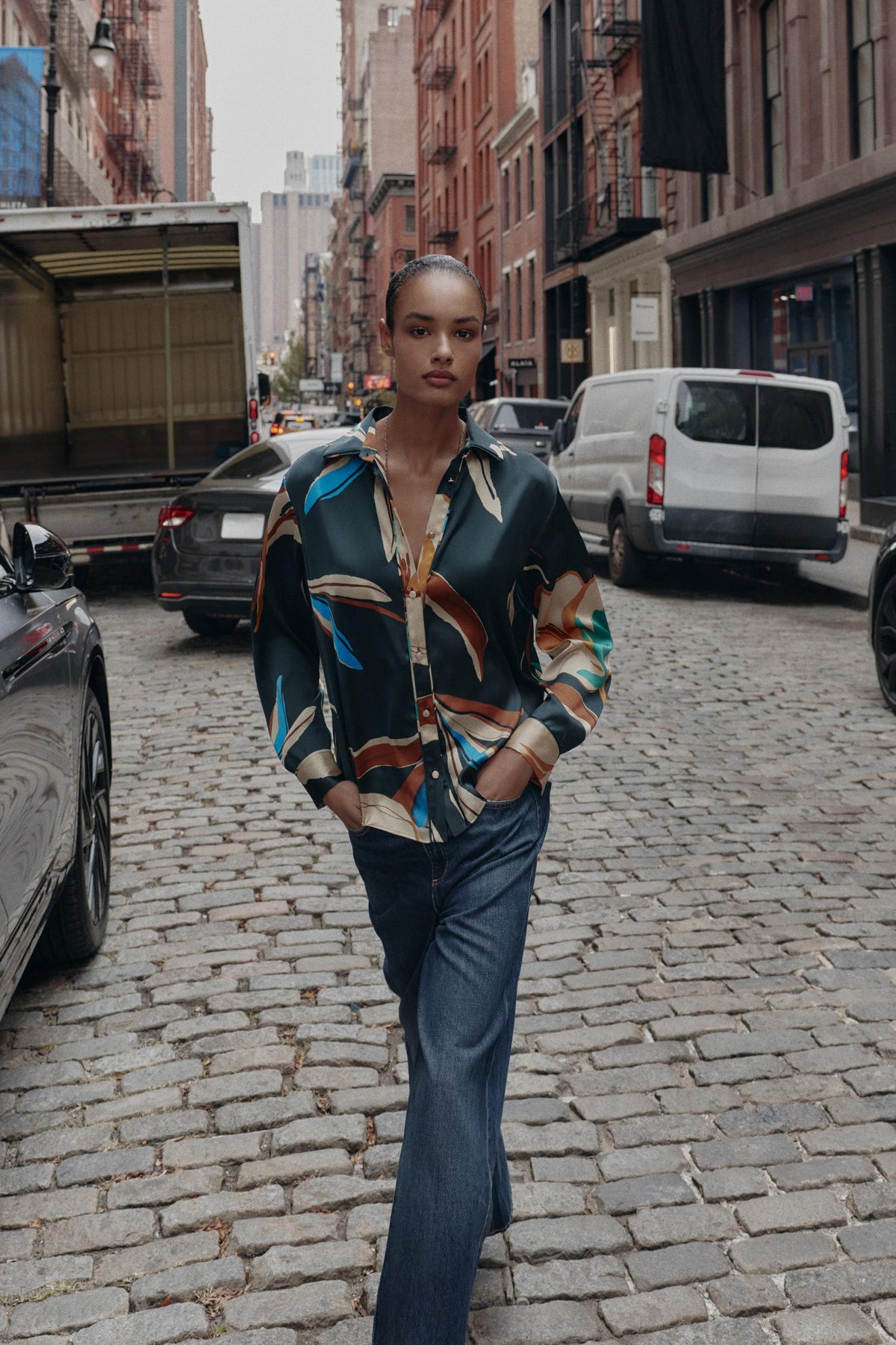 Bedrucktes, fließendes Hemd